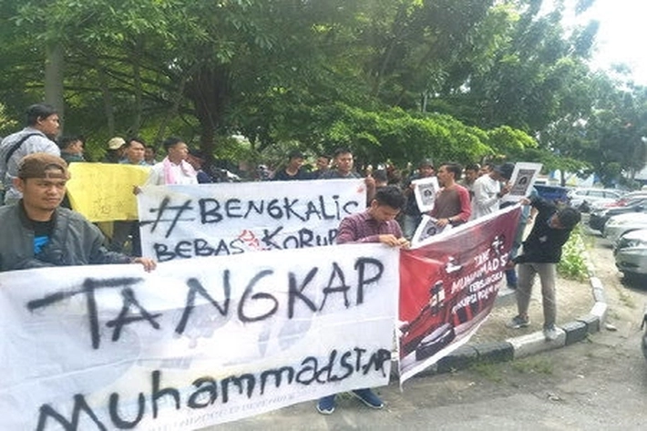 Kapolri Tiba di Riau, Mahasiswa Minta Wabup Ditangkap