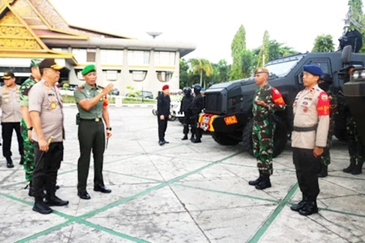 Polri-TNI Gelar Pasukan Kesiapan Pengamanan Kedatangan Jokowi