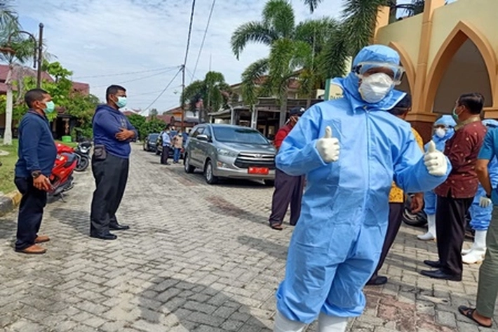 Rumah Pasien Positif Corona Disemprot Disinfektan