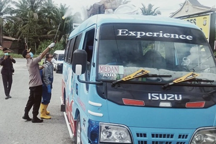 Kapolres Rohil Pimpin Penyemprotan Desinfiktan Kenderaan Melintas