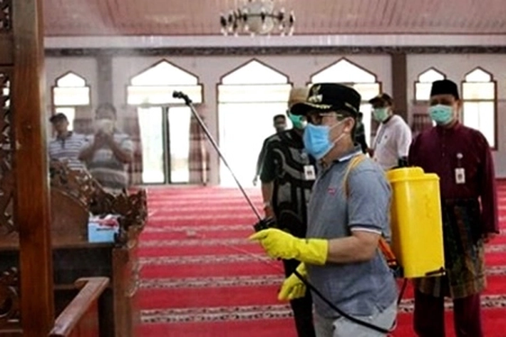 Pemko Dumai Semprot Disinfektan