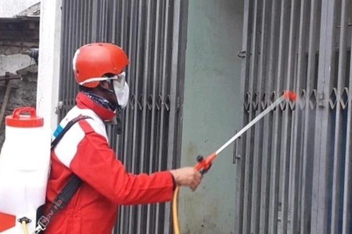 Pasar dan Pusat Perbelanjaan Disemprot Disinfektan