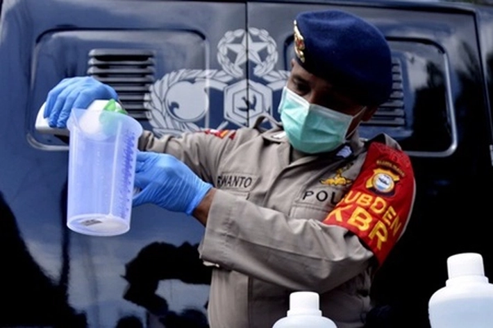 Ratusan Polisi Semprotkan Disinfectant di Pemukiman Padat Penduduk