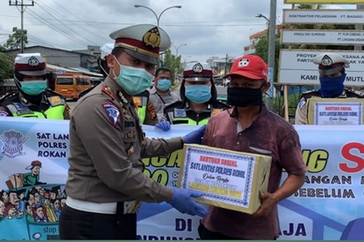 Satlantas Polres Rohil Bagikan Sembako pada Betor