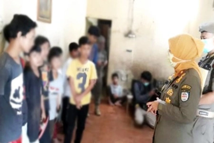 Saat PSBB: Kedapatan di Warnet, Remaja Dijemur-Push Up Diterik Matahari