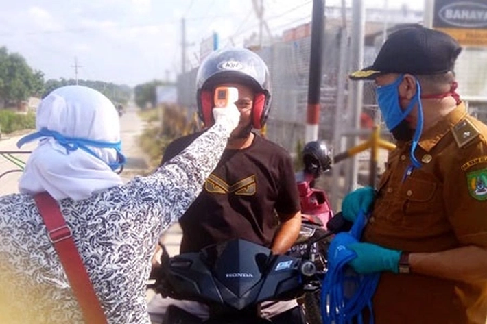 Tangkal Corona, Lurah Rafli Bagikan Masker dan Pil Vitamin