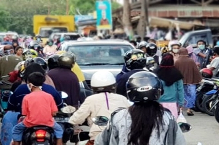 Ramadan: Di Tengah Pandemi Corona, Pasar Tradisional Tetap Membludak
