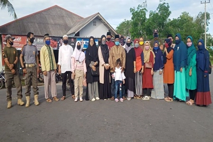 Camat Singkep Barat Berbagi Takjil di Kelurahan Raya