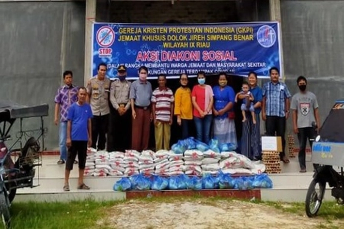 GKPI Rohil Bagikan Sembako ke Warga Jemaat