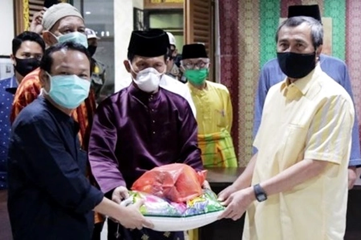 Gubernur Syamsuar Serahkan Sembako ke LAM Riau