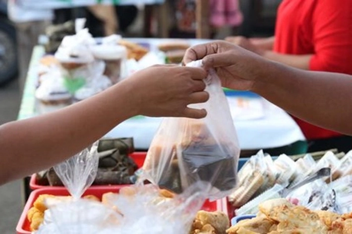 Remaja Masjid Raya Buat Takjil Gratis