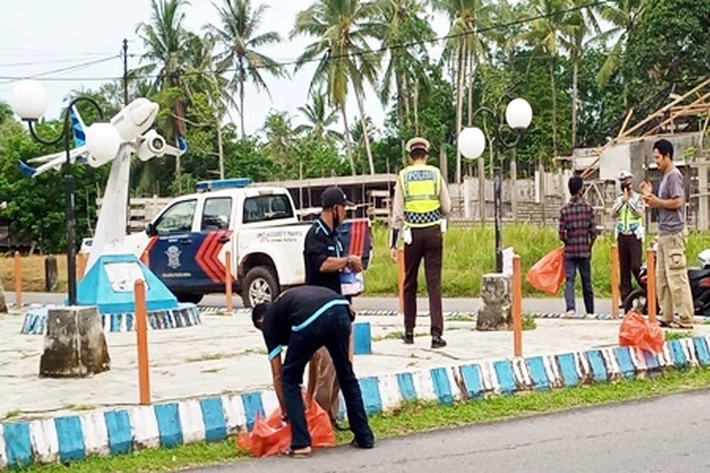 Pemkab Lingga, IWO dan AJOI Bagikan Takjil Gratis