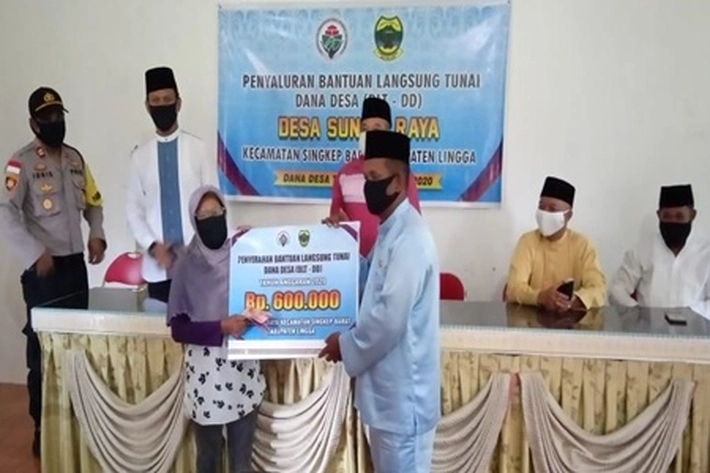 Kades Sungai Raya Salurkan Bantuan Langsung Tunai