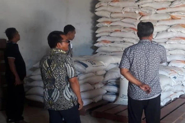 Polisi Cek Sembako di Cuaca Extrem