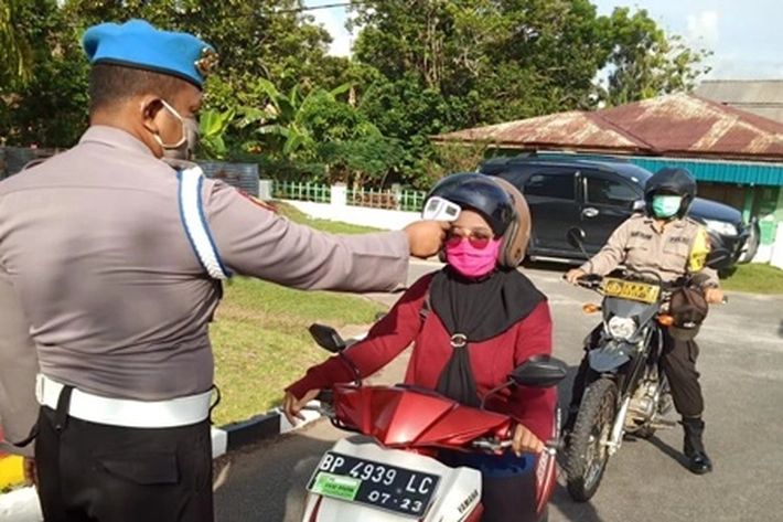 Cegah Corona, Masuk ke Polsek Dabo Singkep Diperiksa