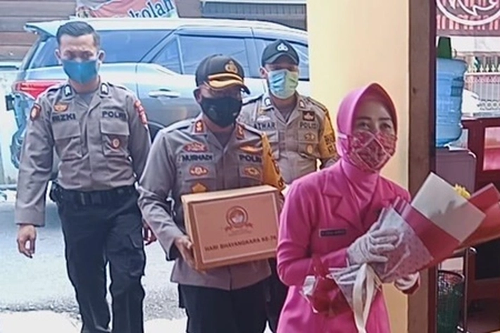Polres dan Bhayangkari Salurkan Bansos ke Purnawirawan dan Warakauri