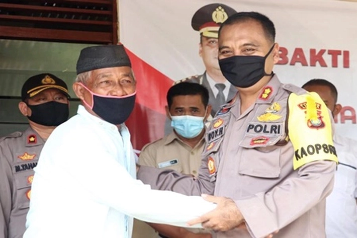 Hari Bhayangkara Ke-74: Kapolres Lingga Bedah Rumah Warga Miskin