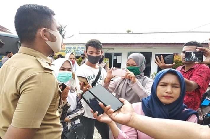 Tak Dapat Bantuan Dampak Covid-19: Puluhan Warga Datangi Kantor Bupati Rohul