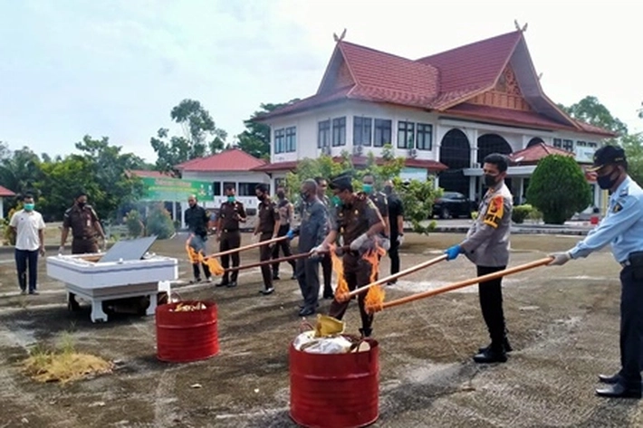Kejari Rohul Musnahkan Narkotika dan Monitor Judi