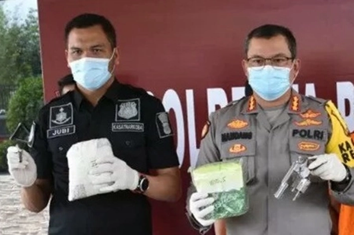 Polisi Bekuk Pengedar Narkoba Bersenjata Api