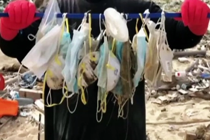 Covid-19: Miliaran Masker-Sarung Tangan Berakhir di Laut