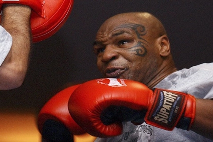 Mike Tyson Roy Jones Jr akan Bertarung
