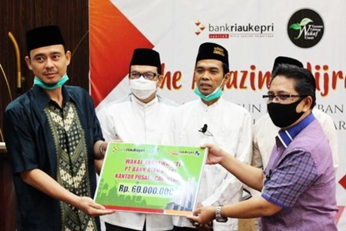 UAS Dorong Bank Riau Kepri Jadi Bank Syariah