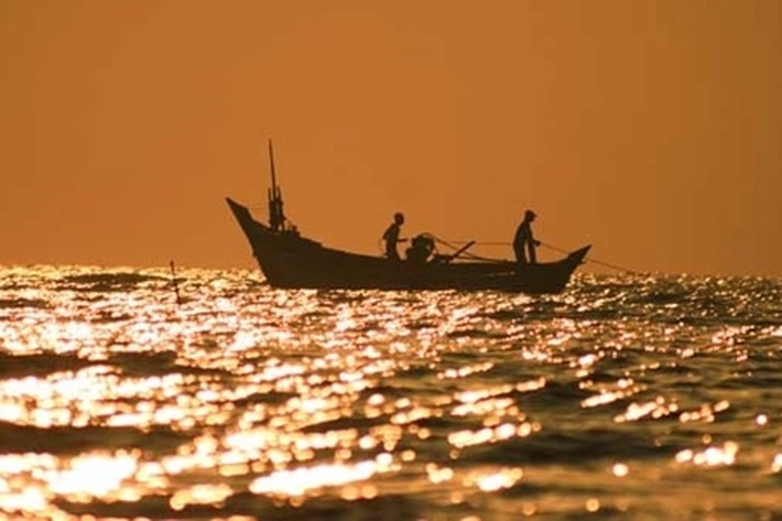 Nelayan Bengkalis Habiskan Malam di Tengah Laut