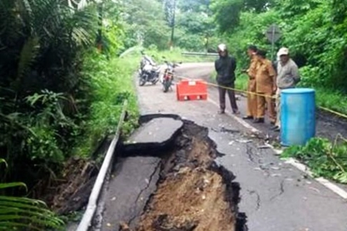 Waspada! Jalan Kelok 44 Maninjau Amblas