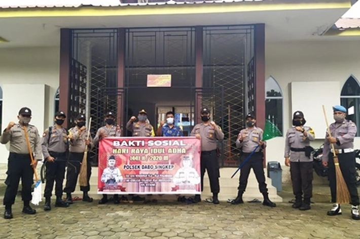 Jelang Idul Adha, Polres Lingga Bersihkan Rumah Ibadah