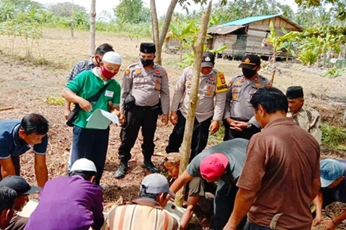Polsek Batu Hampar Saksikan Penyembelihan Hewan Kurban