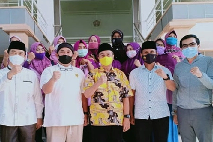 Di Pandemi Ekonomi Sulit: Gubri dan Wako Hadiri Pemotongan Hewan Kurban di PWI Riau