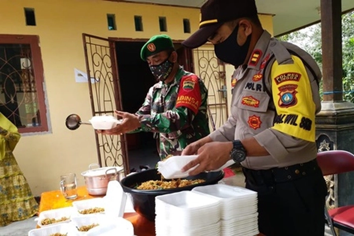 TNI-Polri di Lingga Buka Dapur Umum