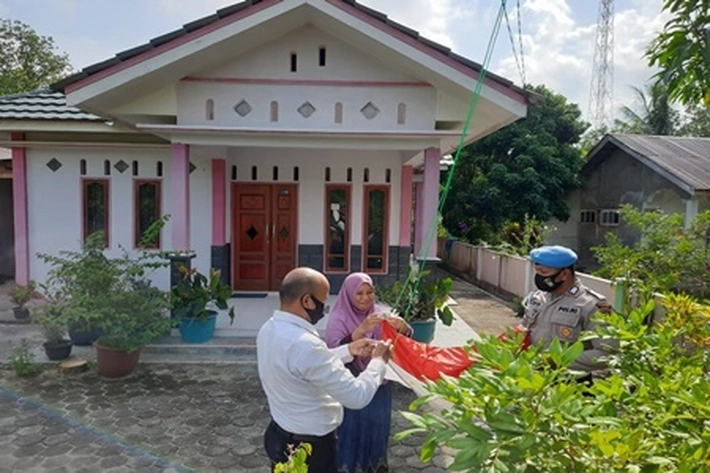 Masyarakat Kibarkan Bendera Merah Putih