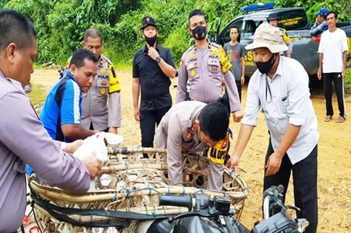 Kapolres Rohul Salurkan Sembako Sampai ke Dusun Terpencil