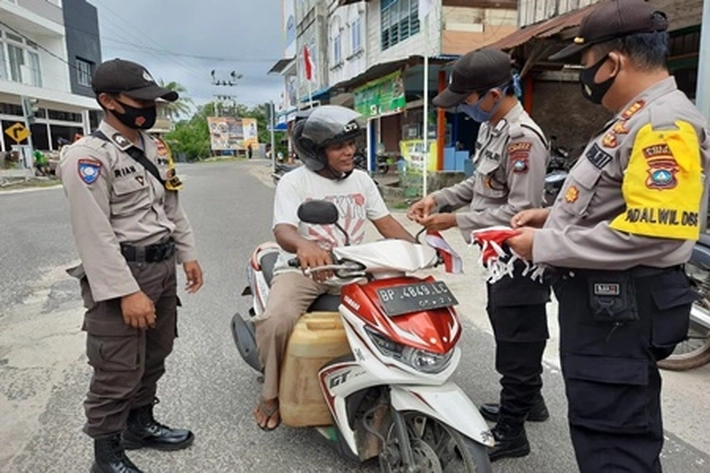 Jelang HUT RI Polsek Dabo Bagikan Bendera Merah Putih