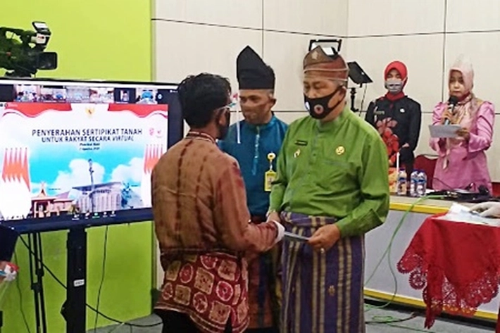 Pemkab Inhil Serahkan Sertifikat Tanah Secara Virtual