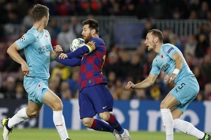 Bintang Barcelona Lionel Messi Terlihat Kesakitan di Liga Champions