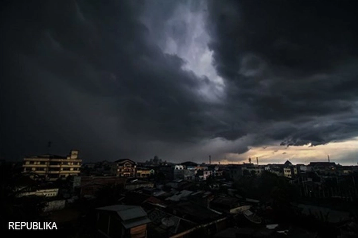 Awan Hitam Besar Selimuti Aceh