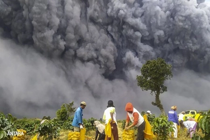 Gunung Sinabung: 'Tiba-tiba Berubah Gelap Seperti Malam'