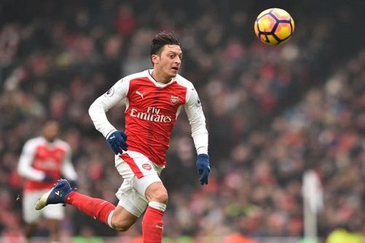 Oezil Masih Bertahan di Arsenal