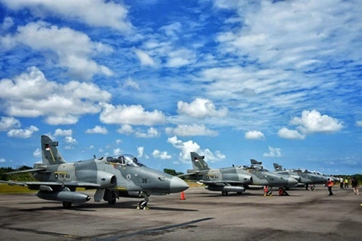 4 Pesawat Tempur Hawk 100/200 TNI AU Jelajah di Langit Tanjungpinang