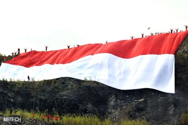 Kopassus Bentangkan Kain Merah Putih Raksasa