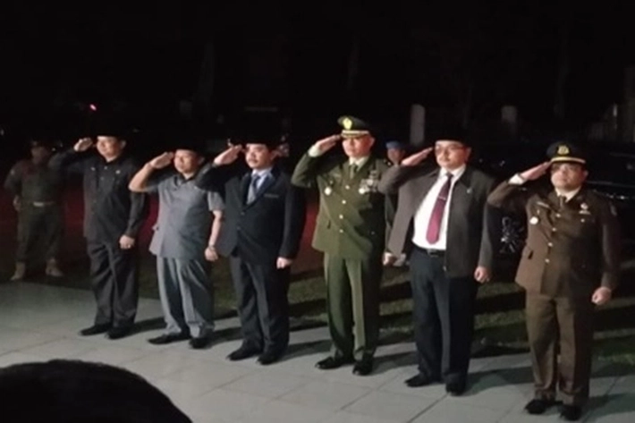 Wabup Inhu Pimpin Upacara Renungan Suci di Makam Pahlawan