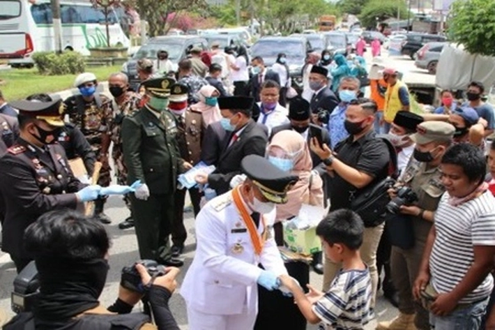 Bupati Harris Bagikan Masker di Peringatan HUT Kemerdekaan RI