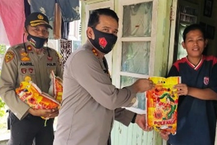 Di HUT RI Ke-75 Kapolres Inhu Salurkan 1 Ton Beras