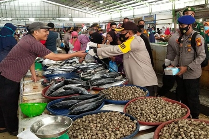 Kapolres Rohul Pimpin Langsung Penyemprotan Disinfektan di Lokasi Fasum