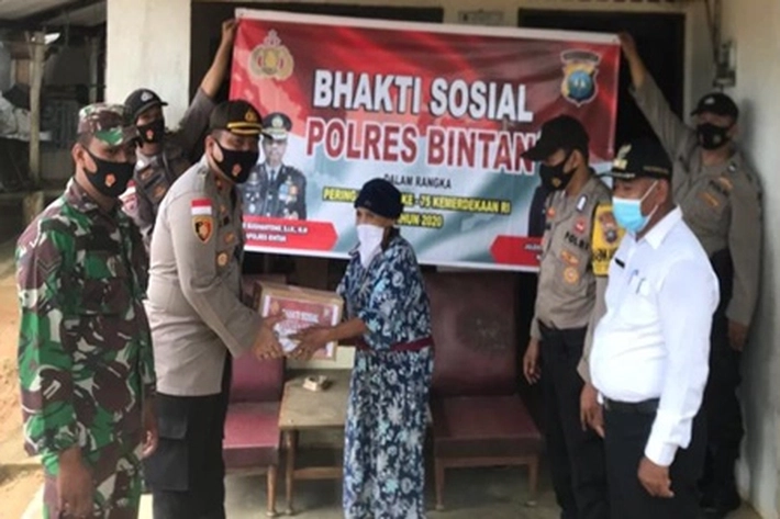 Polres Bintan Bantu Warga Paket Sembako Ditengah Pandemi Covid-19