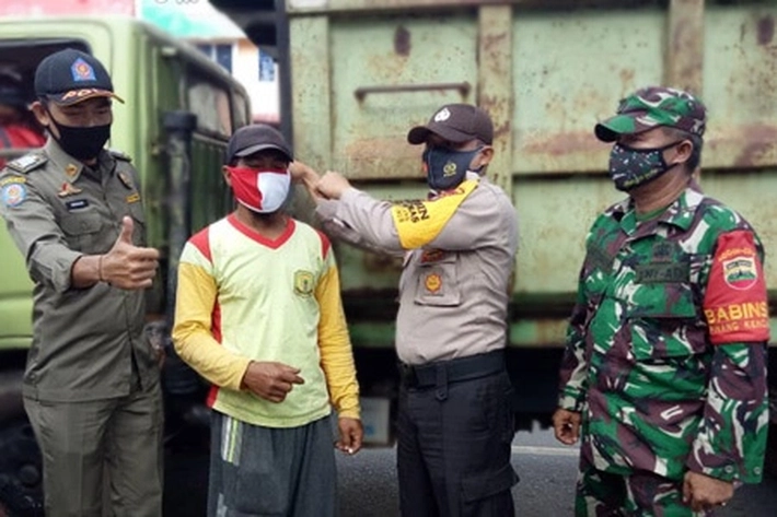 Polsek Tanjung Pinang Timur, TNI dan Satpol PP Bagikan Masker