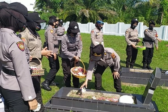 Peringati HUT Ke-72, Polwan Polres Inhu Ziarah TMP Indra Bakti